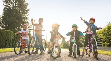 woom unterm Weihnachtsbaum: Geschenktipps, die Kinder in Bewegung bringen