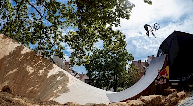 5 WORLD’S FIRST TRICK-COMBOS BEIM BEST TRICK CONTEST –   DER RED BULL DISTRICT RIDE MELDET SICH STANDESGEMÄSS ZURÜCK