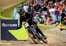 Britischer Doppelsieg in Lenzerheide: Rachel Atherton und Jordan Williams starten siegreich in die UCI Downhill-Weltcupsaison