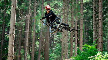 Saisonauftakt in Osttirol – Schatzsuche mit Gabriel Wibmer im Bikepark Lienz